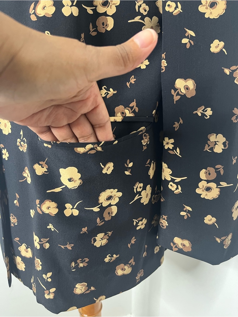 Vintage Saks Fifth Avenue Floral Print Black Blazer with Beige Blossoms - Picture 8 of 9